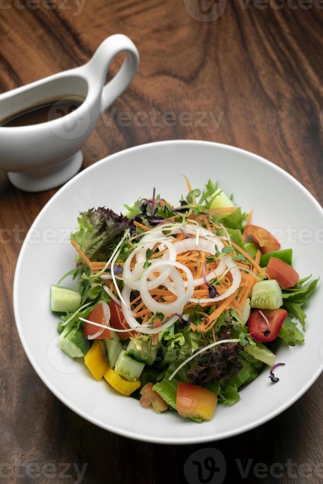 salada fresca orgânica mista de vegetais vegan com molho vinagrete foto