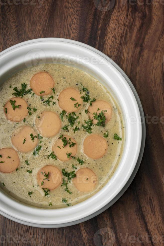 batata kartoffelsuppe tradicional alemã e sopa de linguiça na mesa de madeira foto