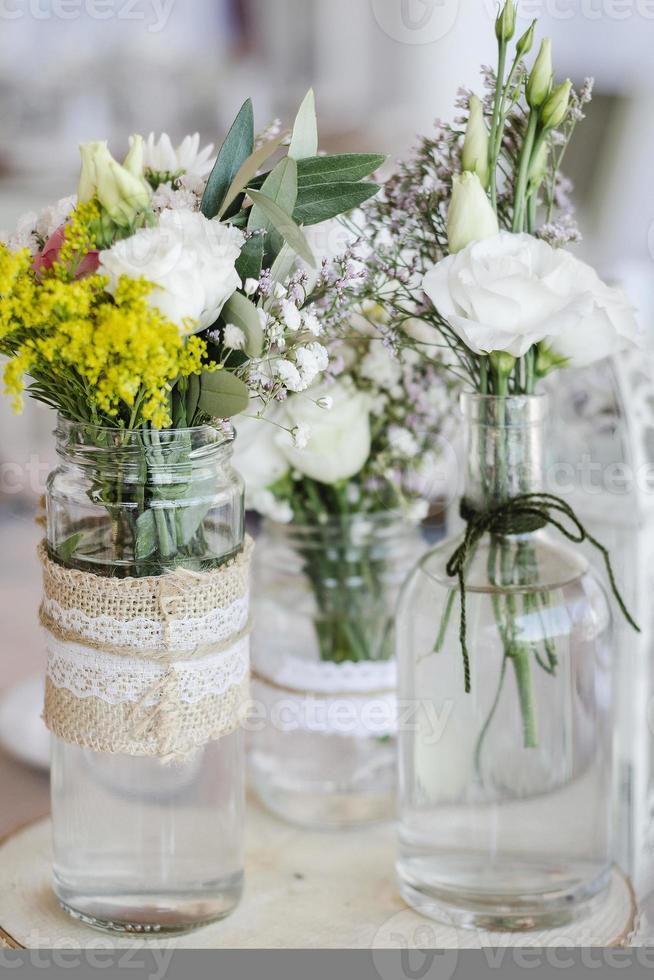 arranjo e decoração de flores design de interiores rústico em mesa de casamento foto