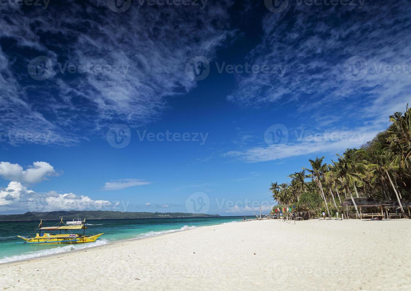 barco tradicional filipino balsa táxi passeio barcos praia de puka boracay filipinas foto