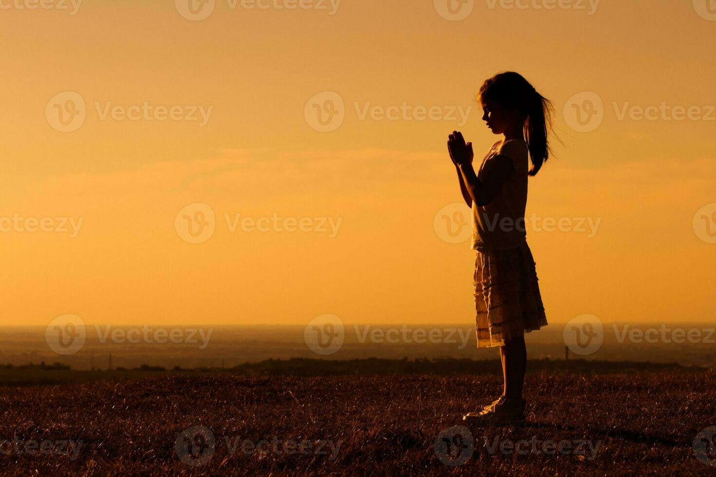 pequeno menina meditando foto