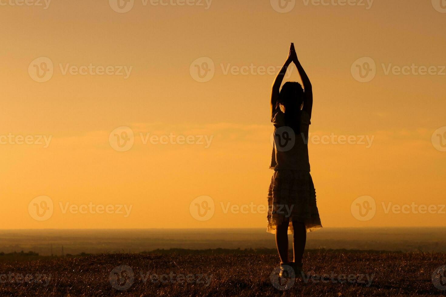 pequeno menina meditando foto