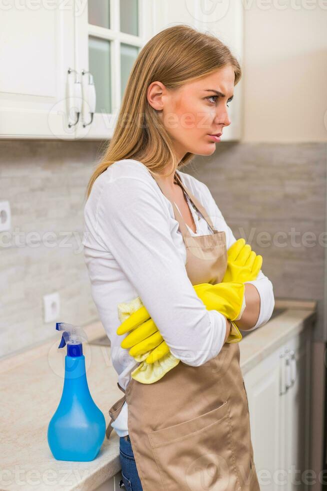 dona de casa é Bravo Porque ela é cansado do limpeza e tarefas domésticas foto