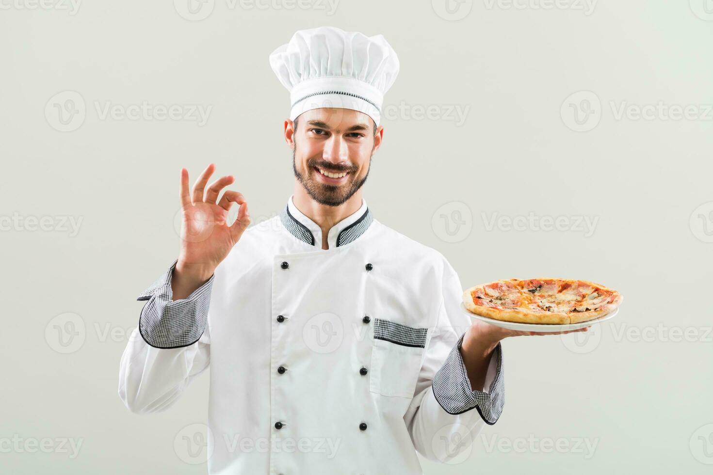 chefe de cozinha segurando pizza e mostrando Está bem placa foto