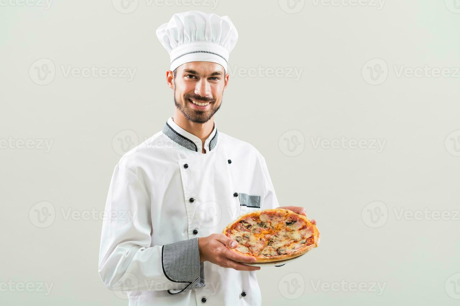 chefe de cozinha segurando pizza em cinzento fundo foto