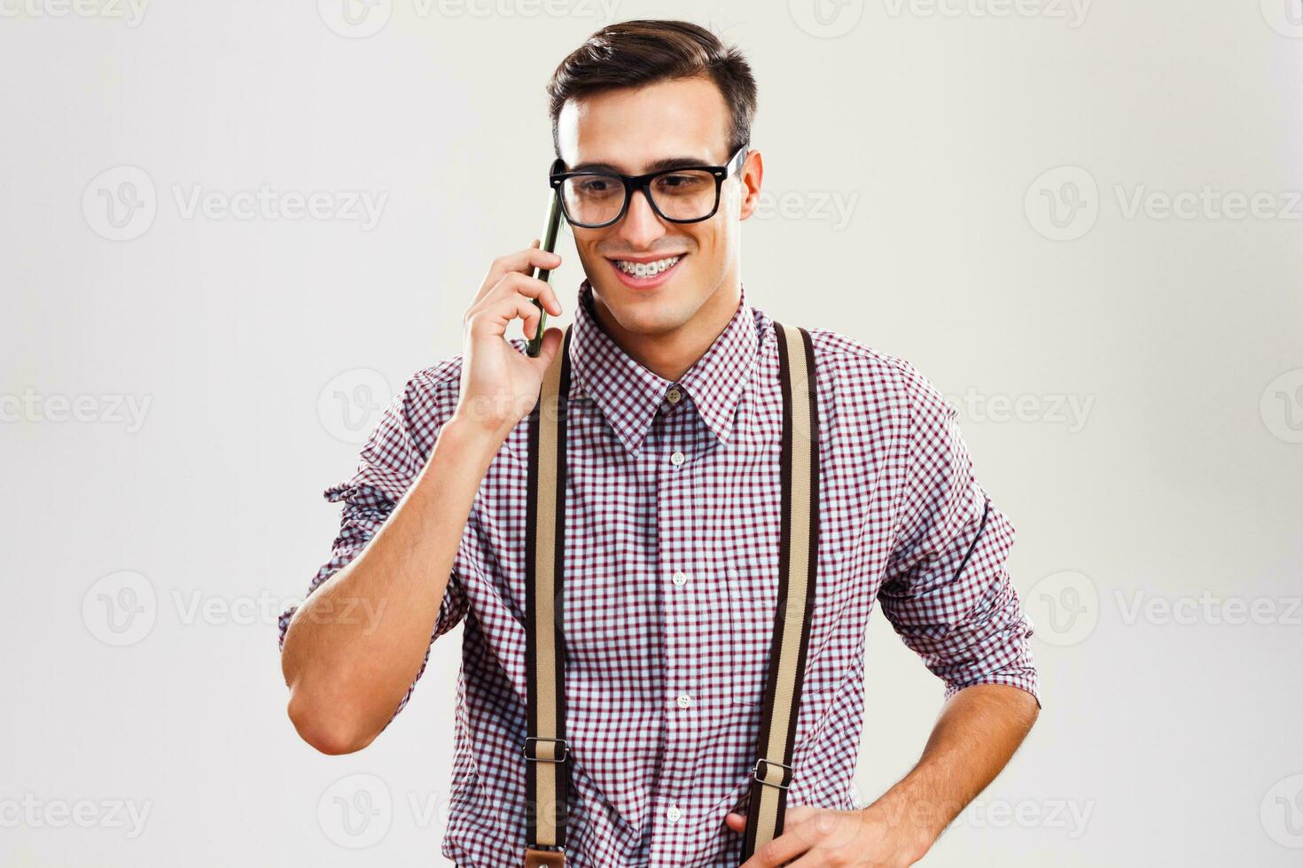 nerd homem falando em a telefone foto