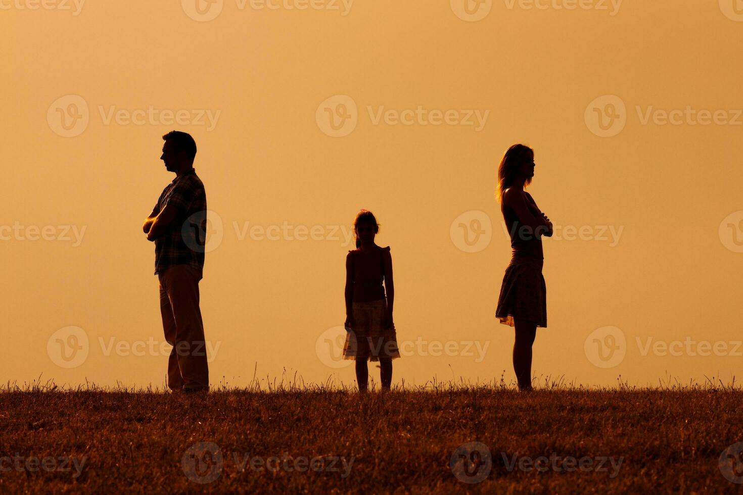 silhueta do uma Bravo marido e esposa em cada de outros olhando às seus filha e esperando para dela para escolher entre eles foto