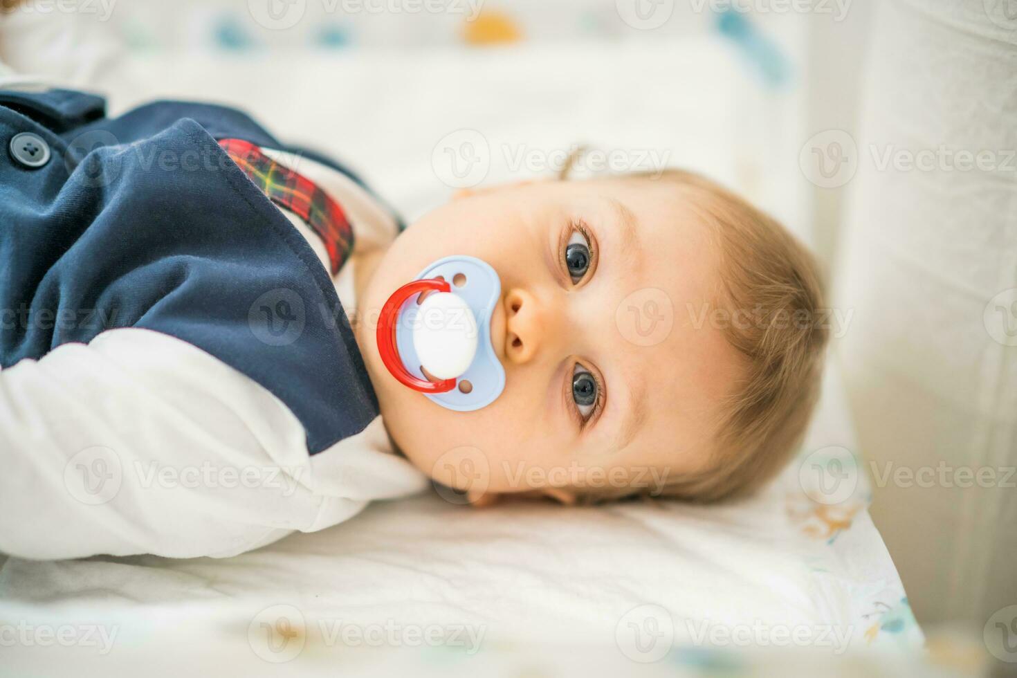 fechar acima retrato do fofa bebê Garoto com chupeta foto