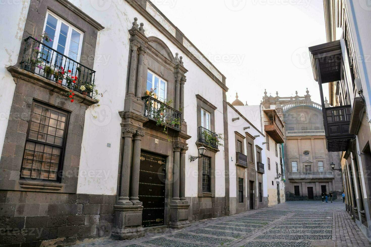 uma limitar rua entre edifícios foto