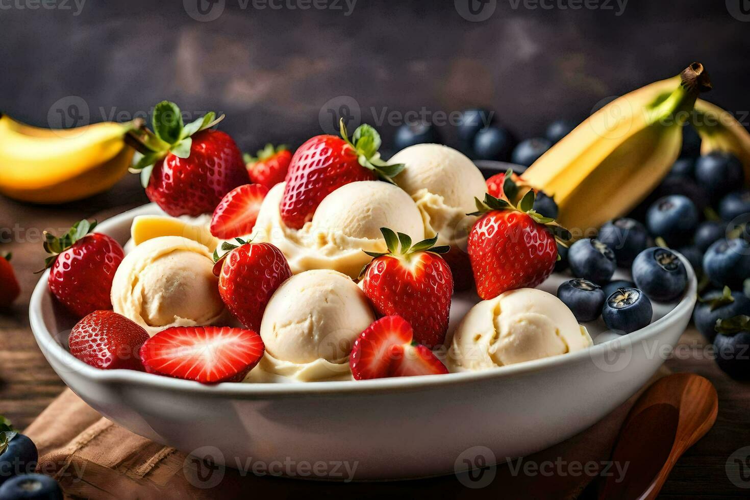 uma tigela do gelo creme com morangos, amoras e bananas. gerado por IA foto