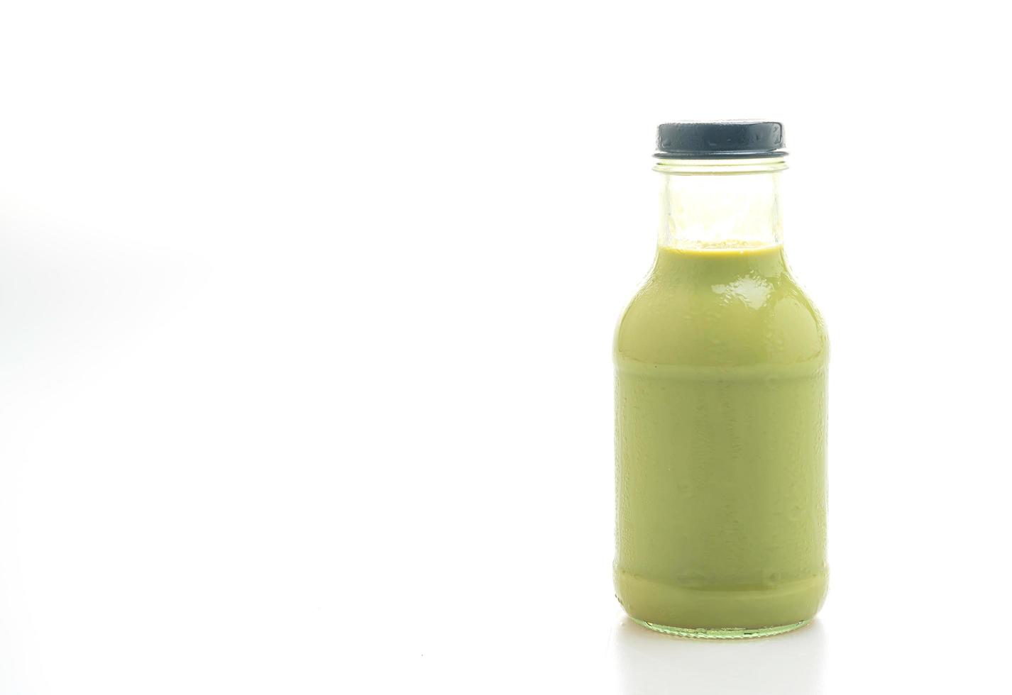 matcha chá verde com leite em garrafa de vidro foto