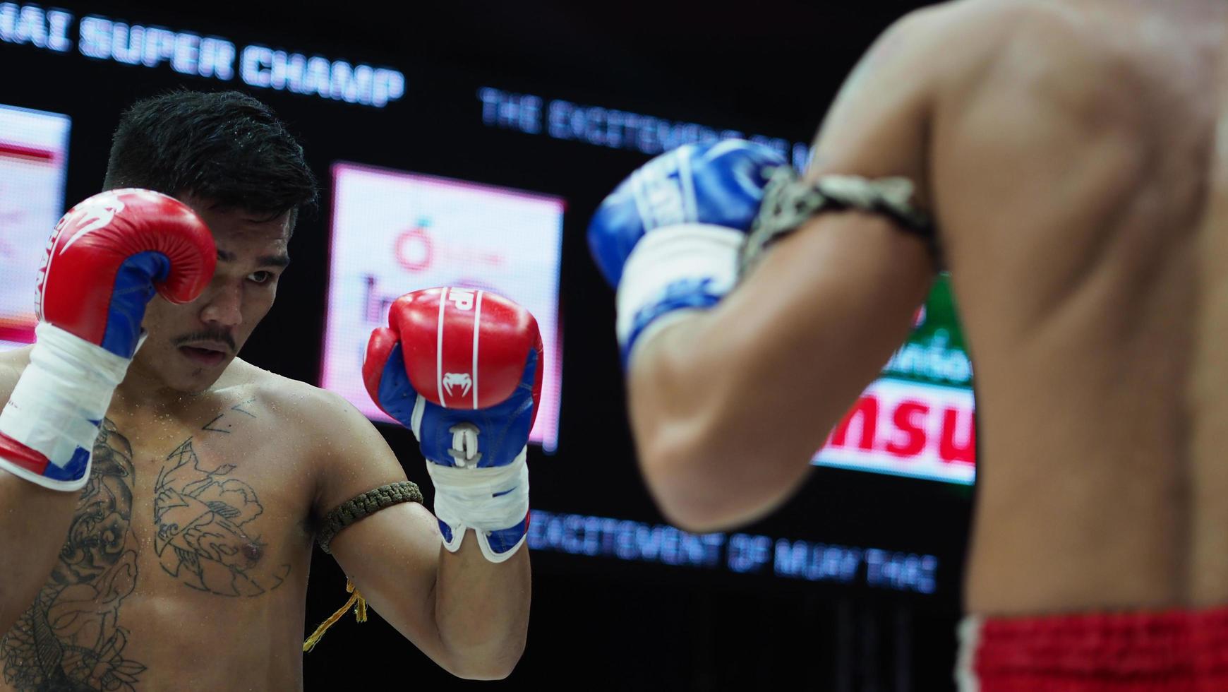 Bangkok, Tailândia, 11 de novembro de 2018 - boxeadores super campeões de muay thai foto