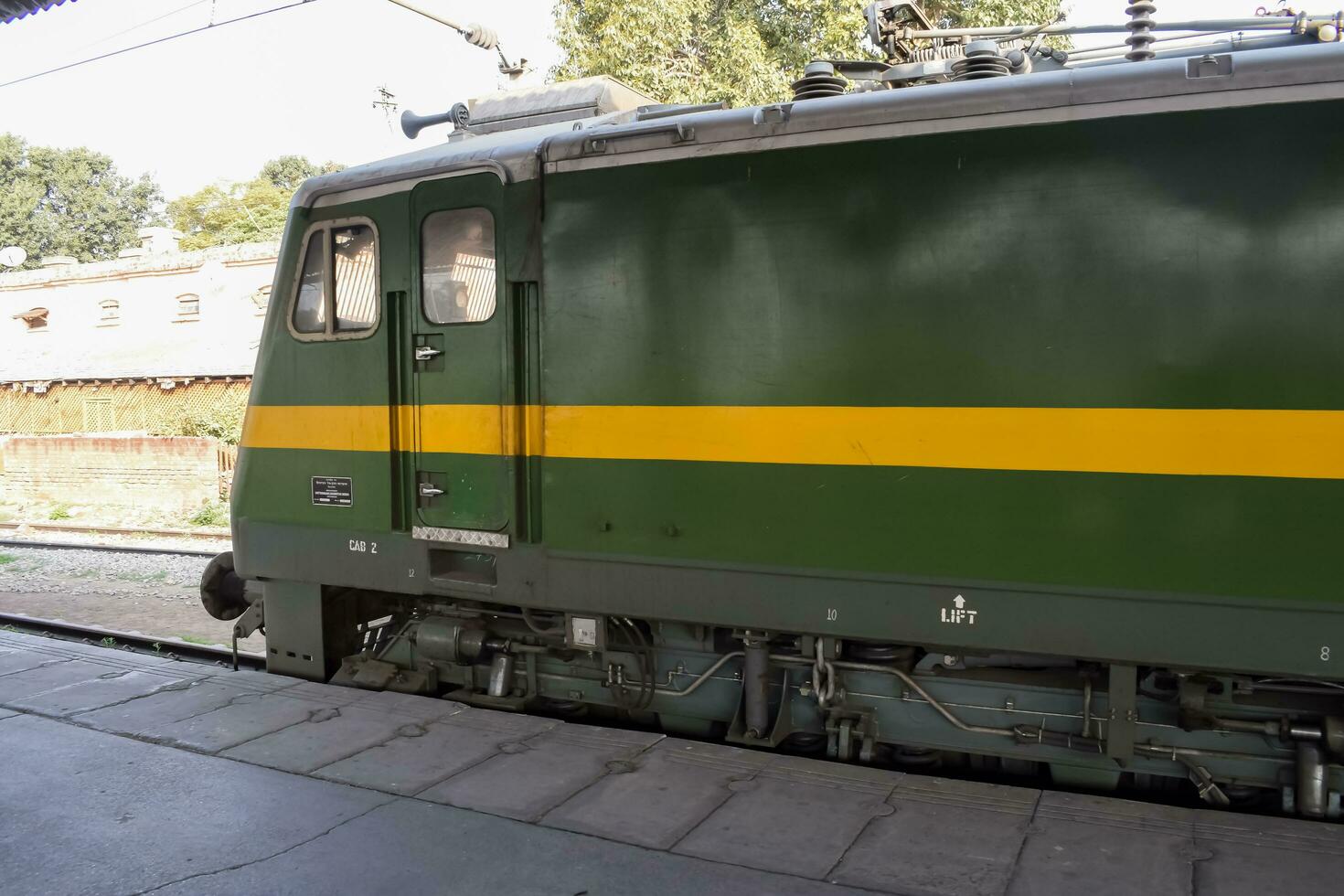 amritsar, Índia, abril 20 2023 - indiano trem elétrico locomotiva motor às Amritsar estrada de ferro estação durante a dia tempo, Amritsar shatabdi trem elétrico locomotiva motor foto