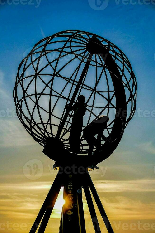 a Sol conjuntos atrás a globo escultura foto