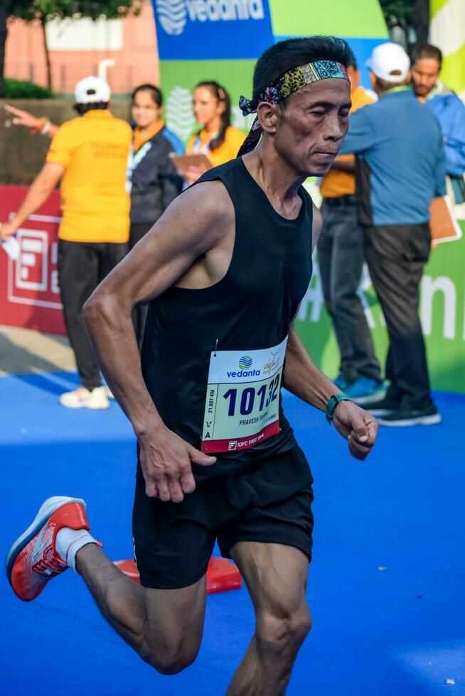 Novo Délhi, Índia - Outubro 15 2023 - vedanta Délhi metade maratona raça depois de cobiçado dentro que maratona participantes sobre para Cruz a terminar linha, Délhi metade maratona 2023 foto