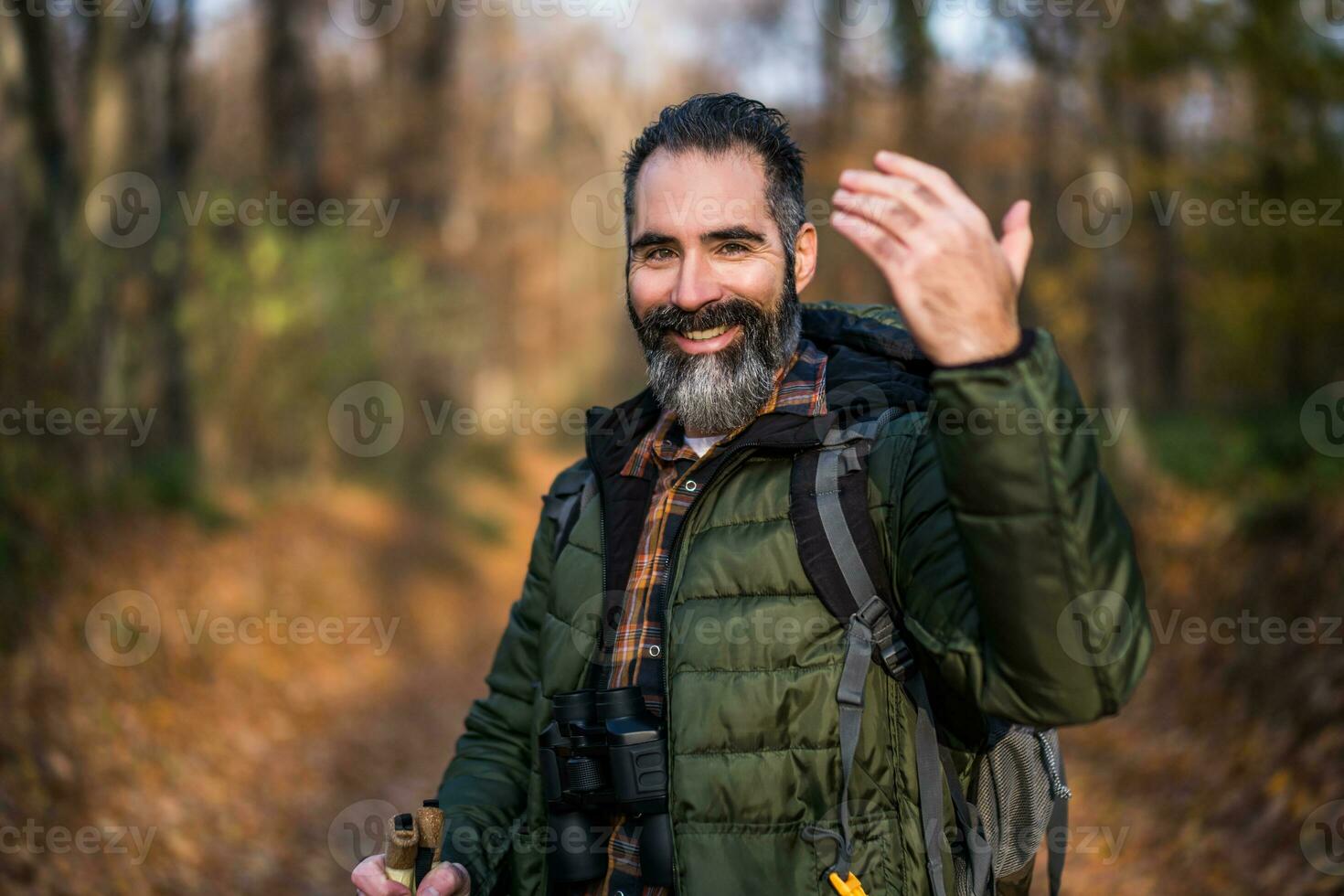 imagem do caminhante mostrando convite gesto enquanto caminhada dentro natureza foto