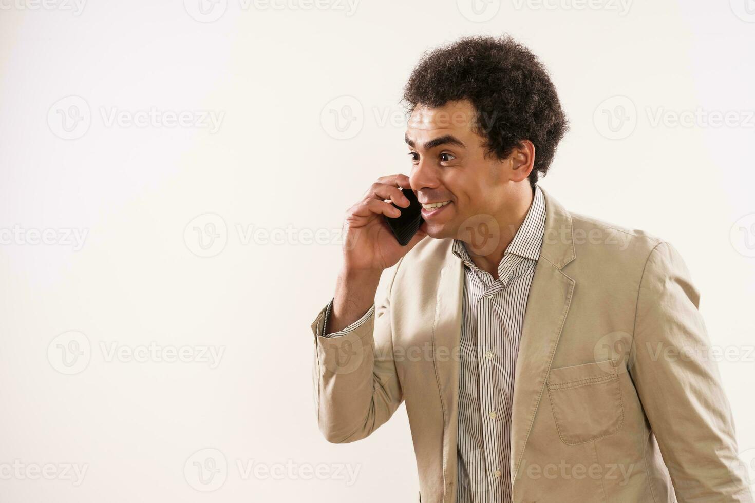 imagem do animado homem de negocios falando em a telefone foto