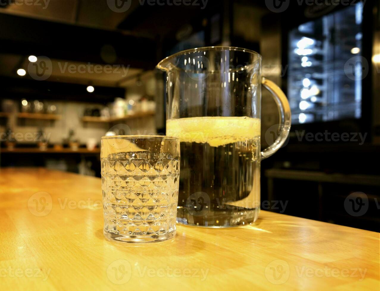 vidro jarra com refrescante limonada e vidro vidro ficar de pé em a mesa. seletivo foco.alto qualidade foto