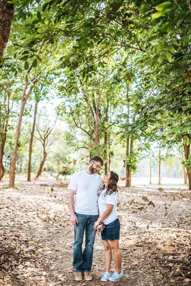 casal feliz e sorridente diversidade em momentos de amor juntos foto