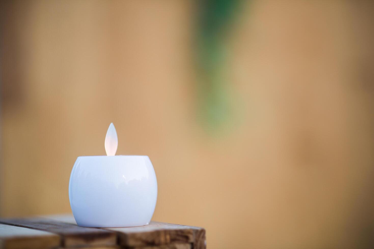 vela na mesa de madeira foto