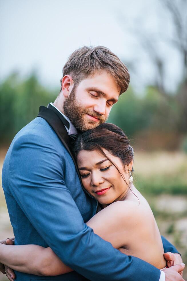 noiva e noivo têm tempo de romance e são felizes juntos foto