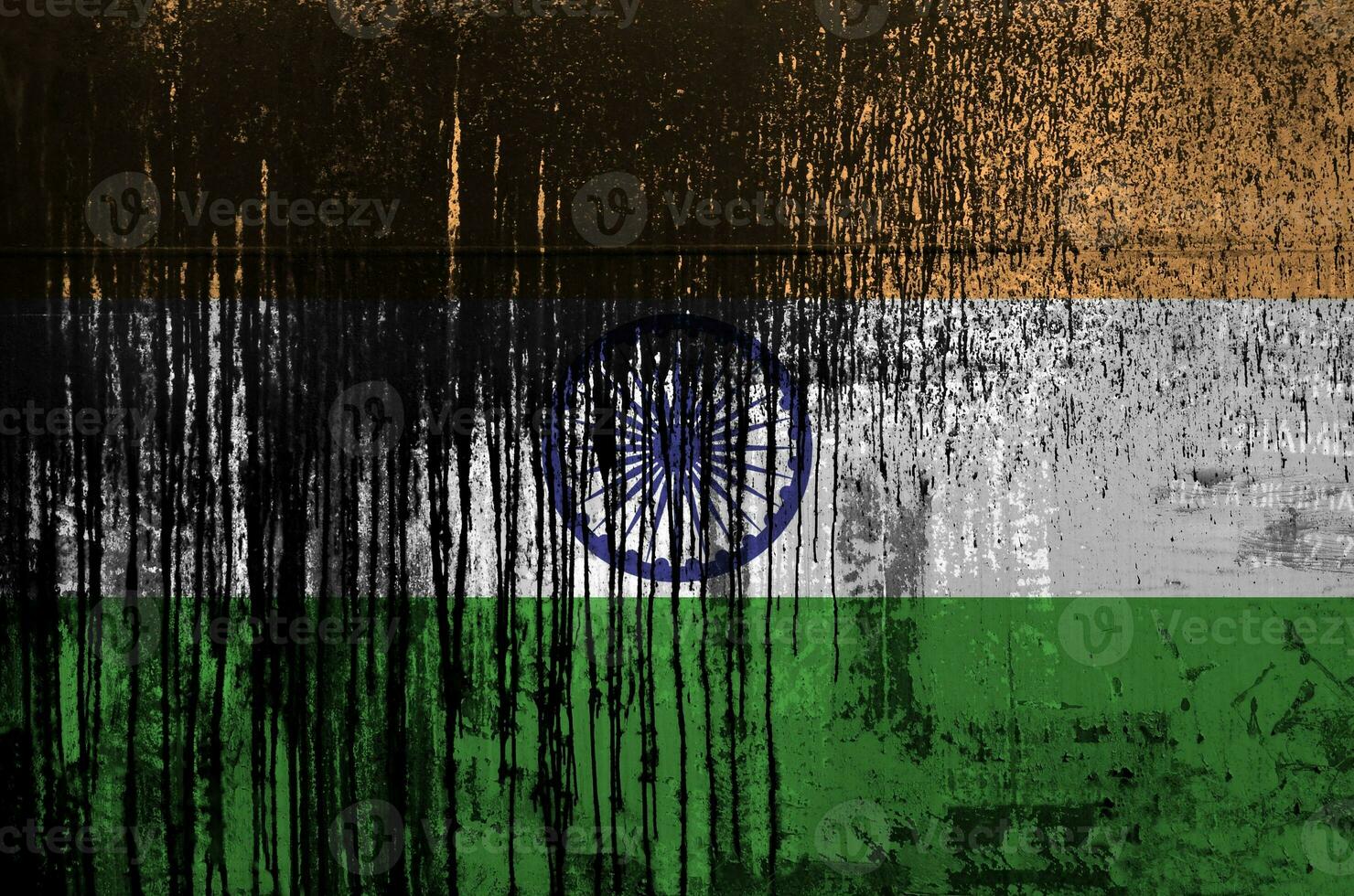 Índia bandeira retratado dentro pintura cores em velho e sujo óleo barril parede fechar-se. texturizado bandeira em rude fundo foto
