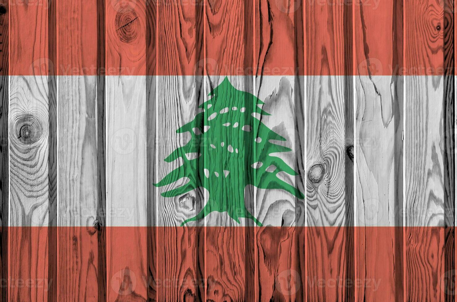 Líbano bandeira retratado dentro brilhante pintura cores em velho de madeira muro. texturizado bandeira em rude fundo foto