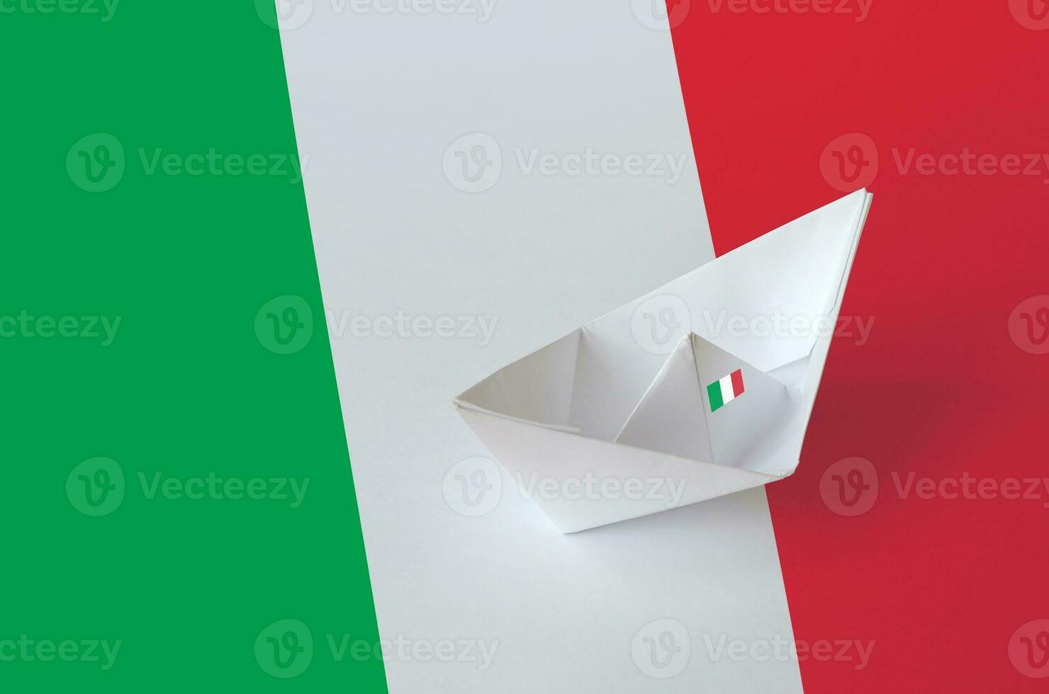 Itália bandeira retratado em papel origami navio fechar-se. feito à mão artes conceito foto