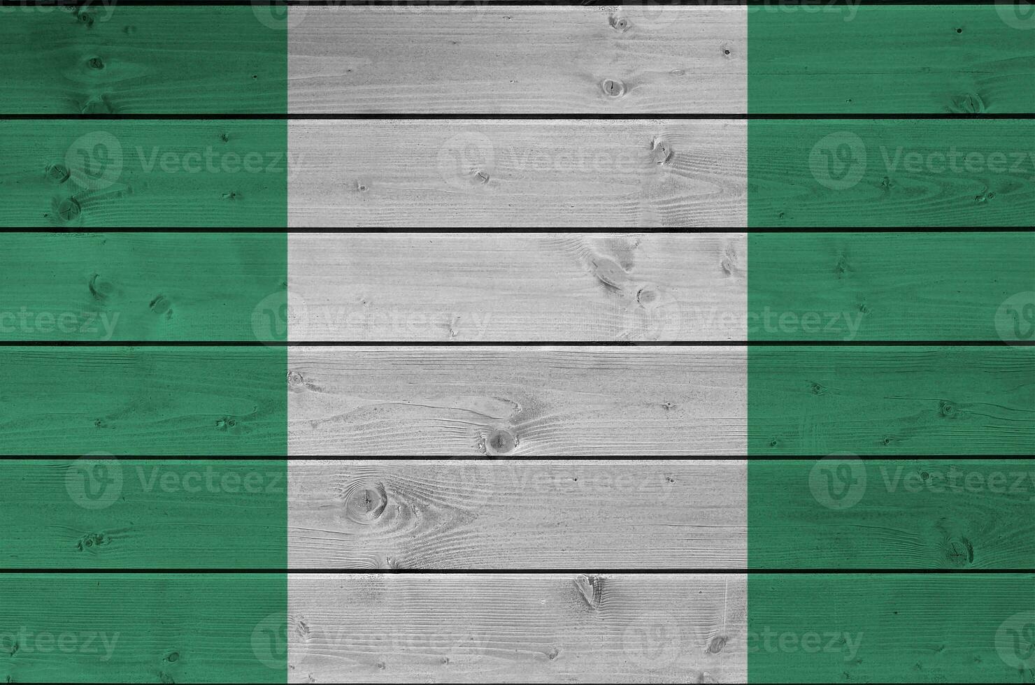 Nigéria bandeira retratado dentro brilhante pintura cores em velho de madeira muro. texturizado bandeira em rude fundo foto