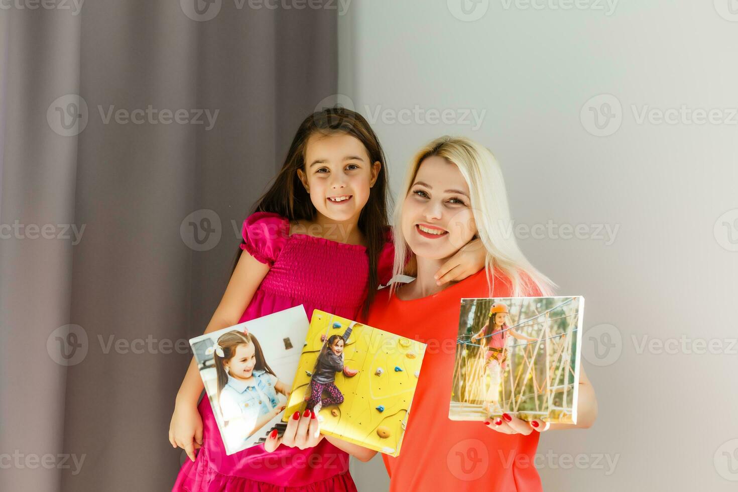 mãe e filha aguarde foto tela de pintura às casa