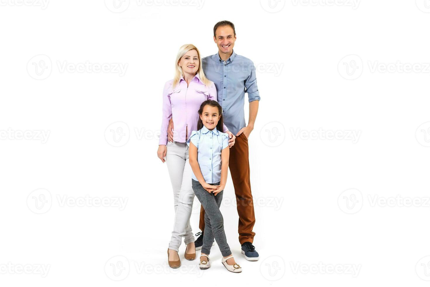 feliz jovem família com bonita criança posando em branco fundo foto