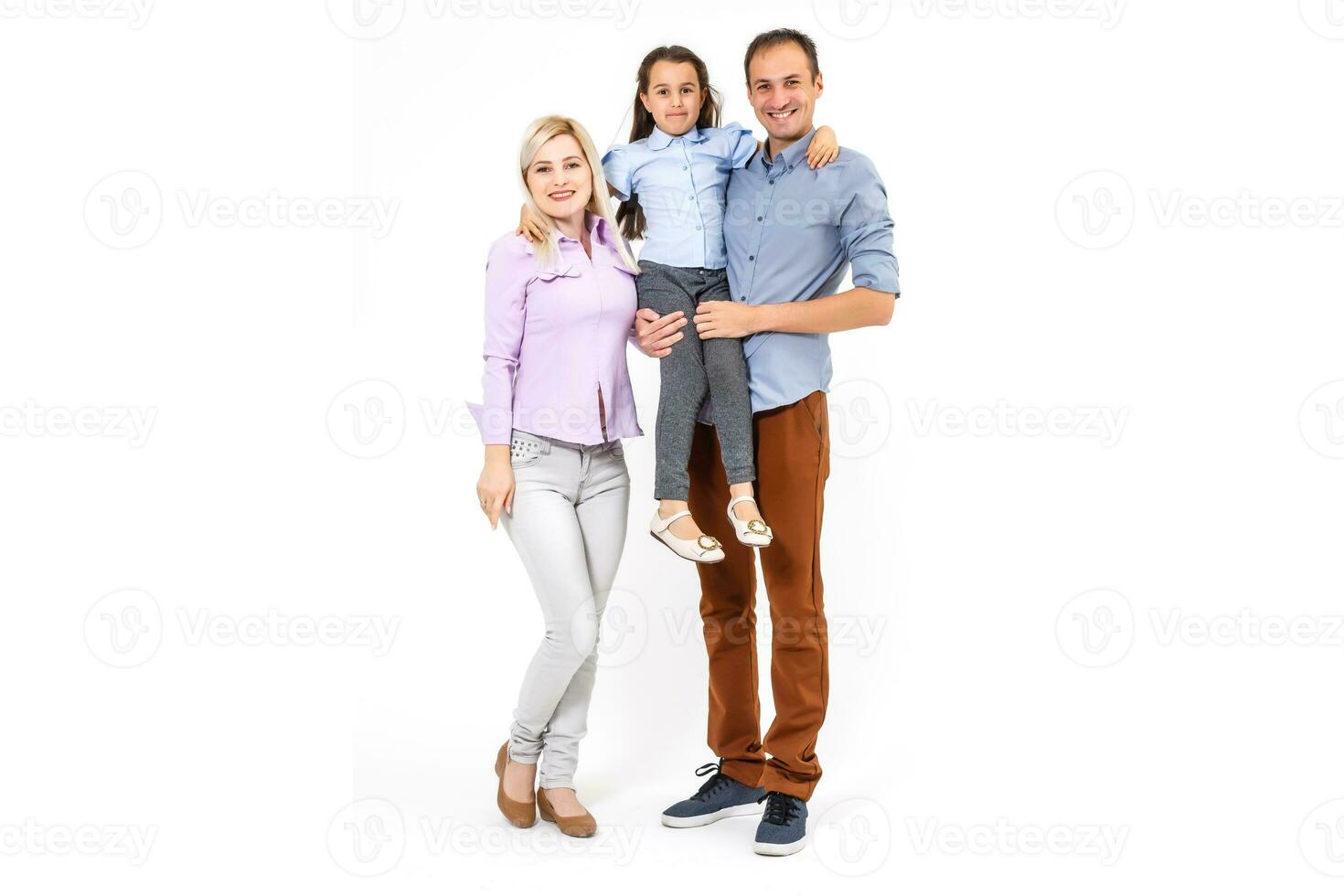 feliz jovem família com bonita criança posando em branco fundo foto