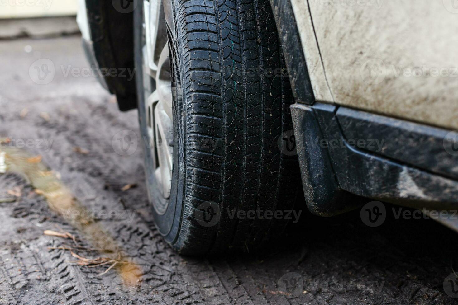 Troque um pneu de carro causado por um pneu furado usando um macaco para  levantar o carro. [download] - Designi
