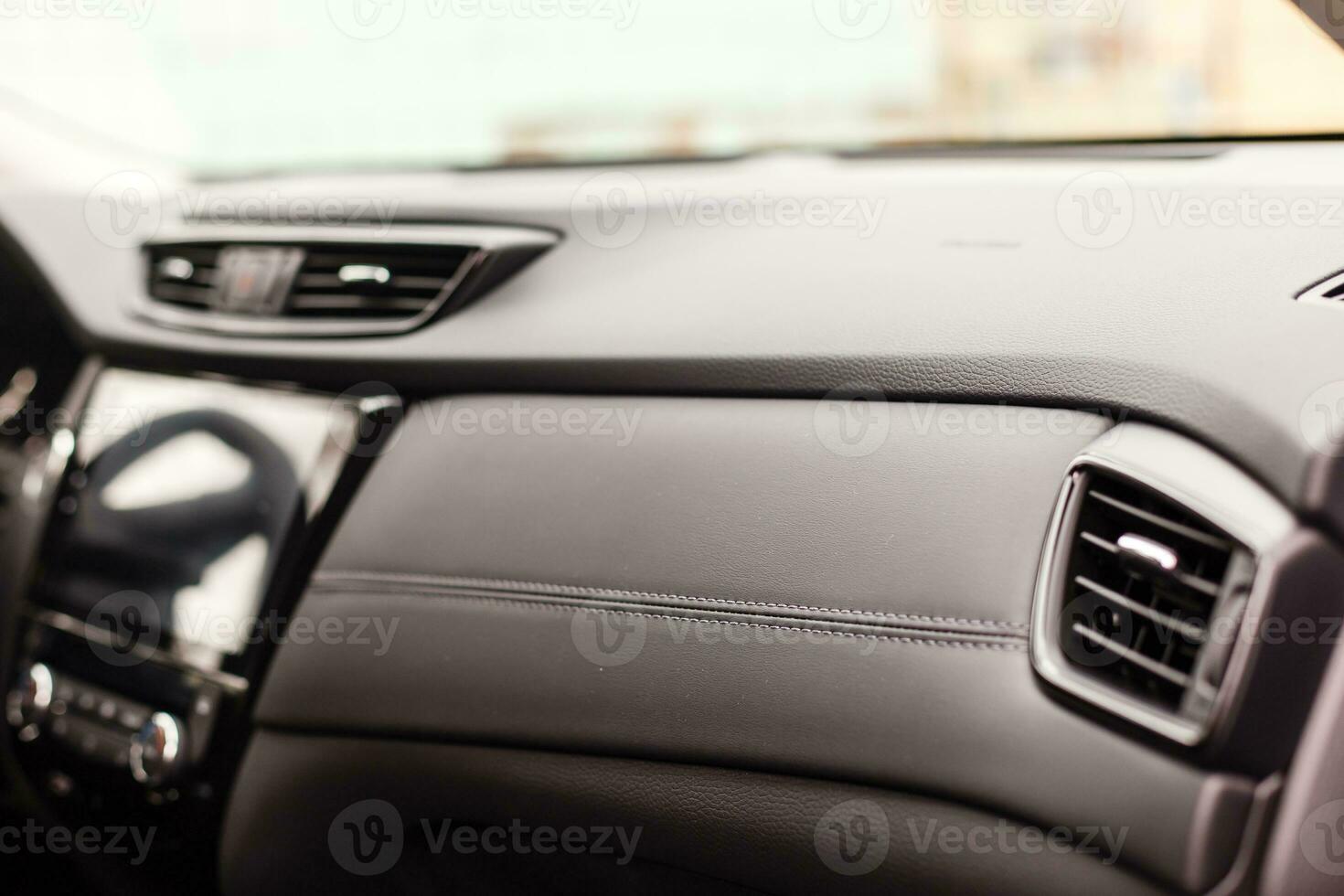 moderno carro interior com painel de controle e multimídia foto