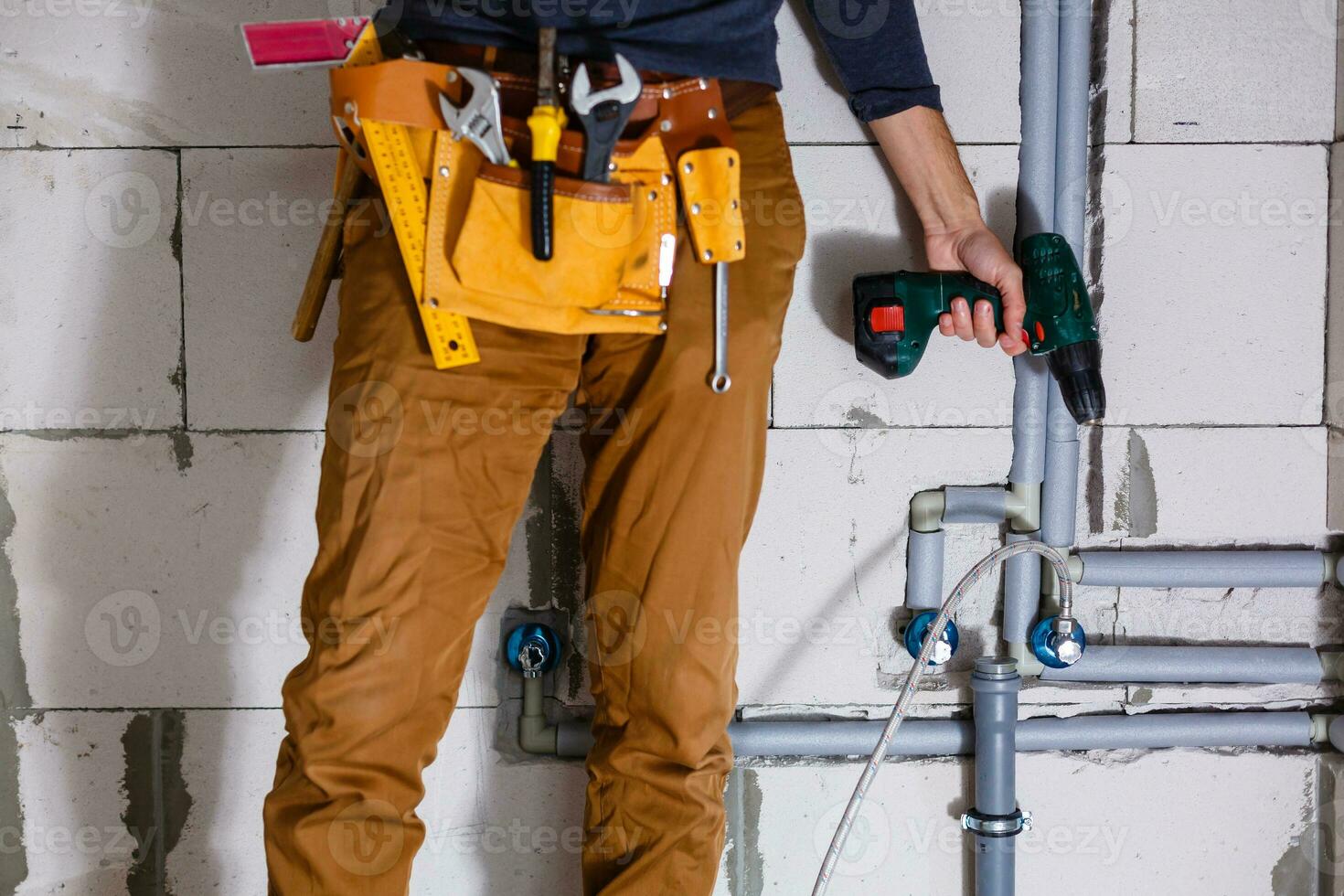 fechar-se do uma masculino encanador reparos tubos dentro a banheiro foto