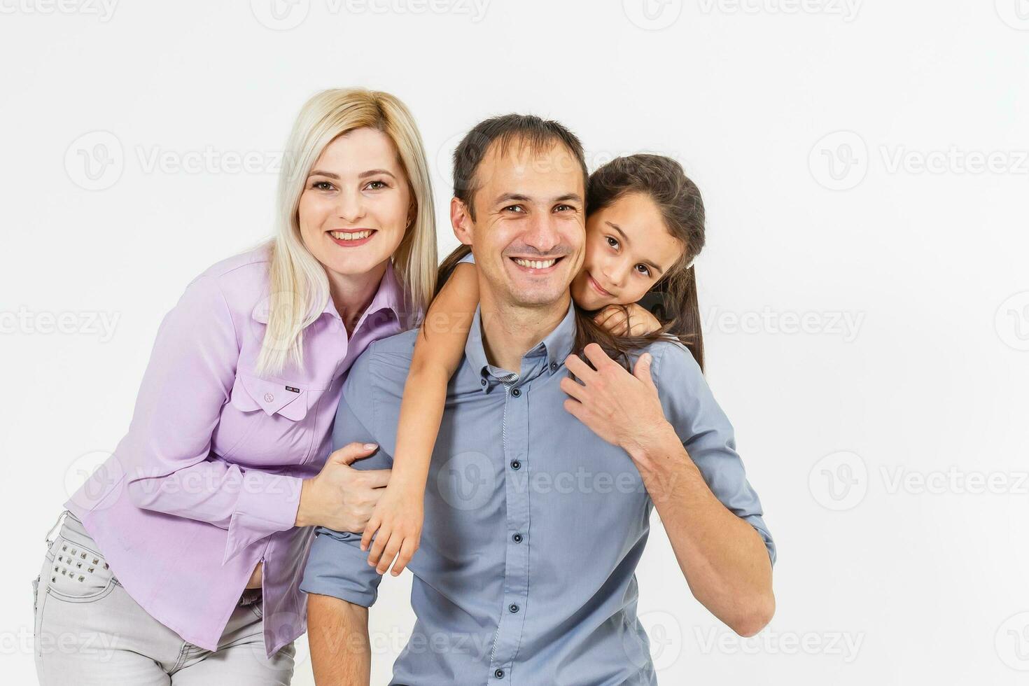 retrato do jovem casal tendo Diversão com seus filha. isolado em branco fundo. foto