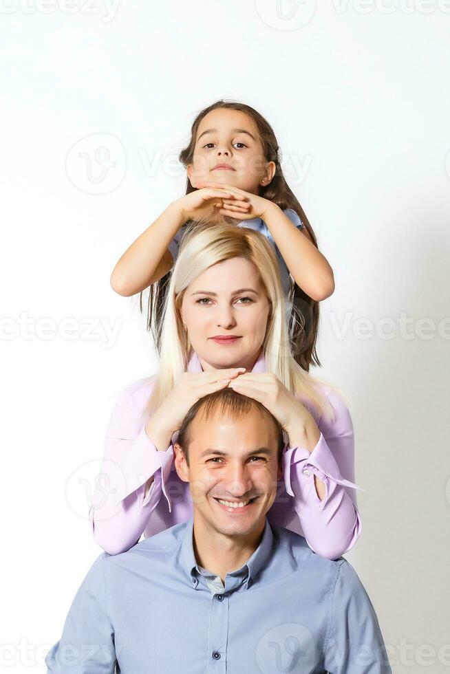 família e pessoas conceito - feliz sorridente mãe, pai e pequeno filha sobre branco fundo foto