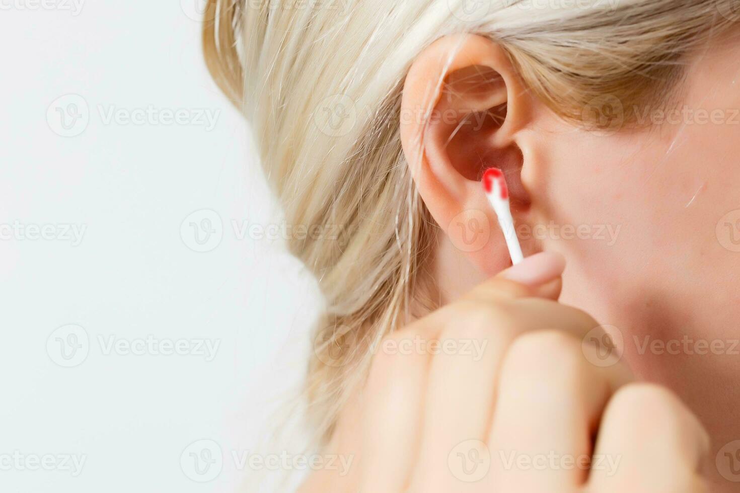 orelha bastão com sangue problemas com orelhas dentro crianças e adultos a partir de a orelha é sangrando foto