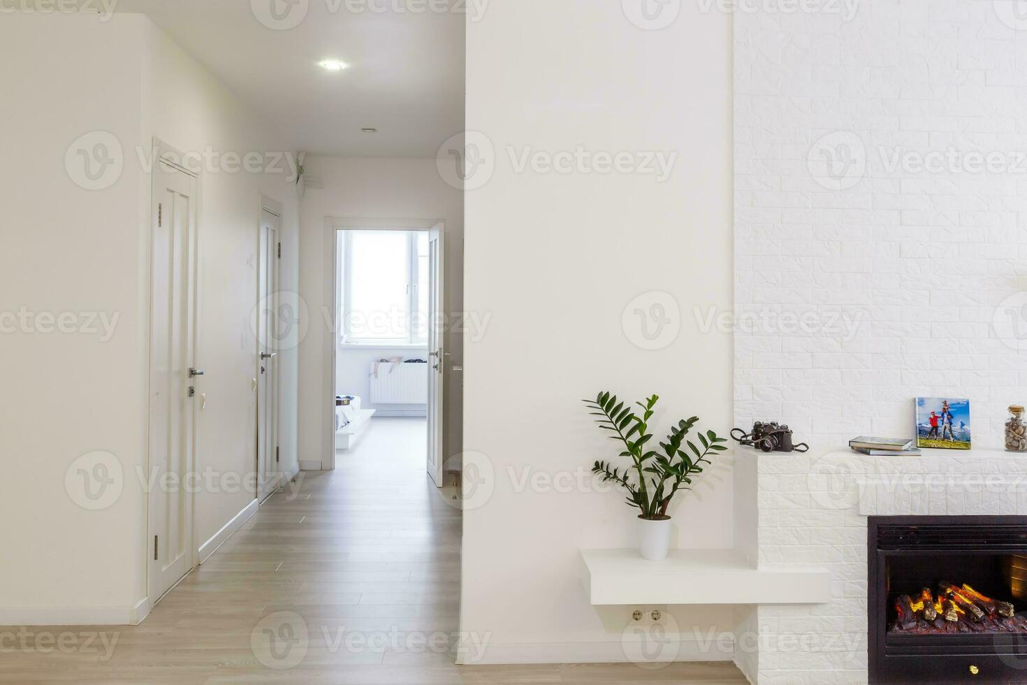 espaçoso villa interior com cimento parede efeito, lareira e televisão foto