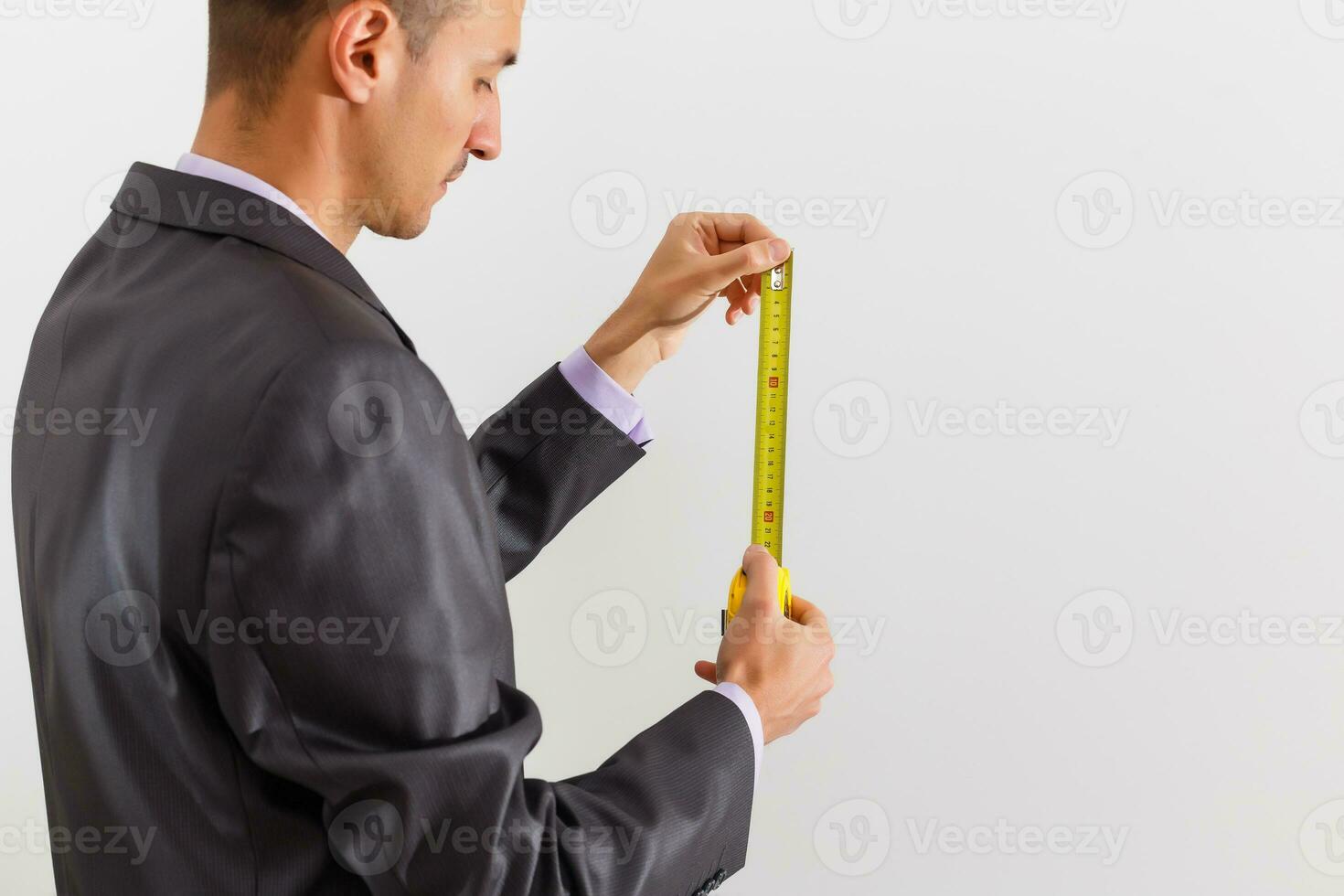 homem de negocios segurando medição fita, isolado em branco fundo foto