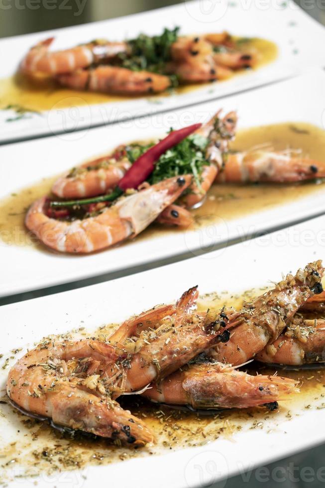 frutos do mar portugueses misturados com pratos tradicionais de tapas de camarão na mesa do restaurante foto