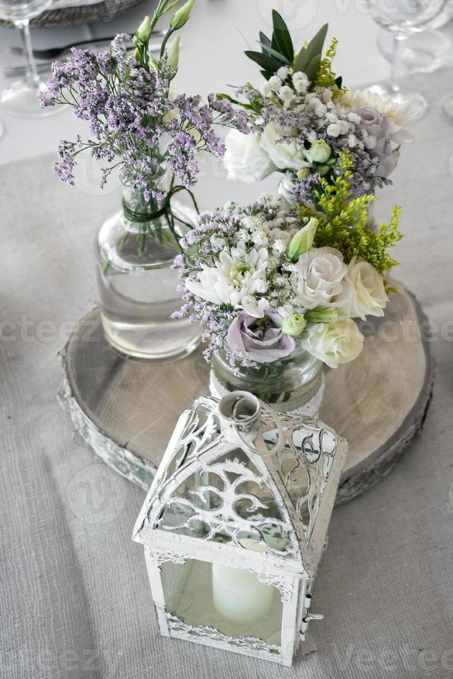 arranjo e decoração de flores design de interiores rústico em mesa de casamento foto