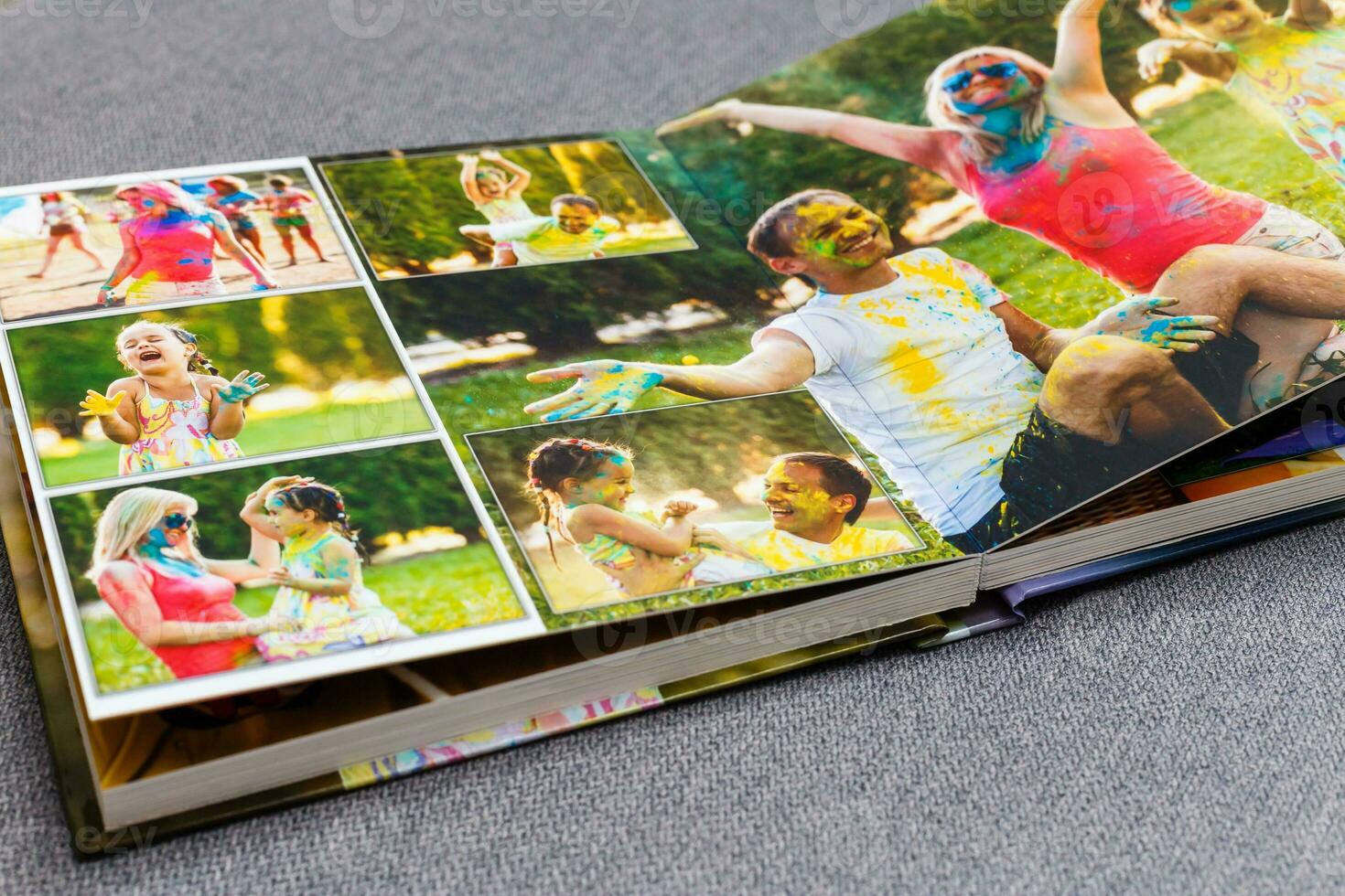 photobook álbum em área coberta mesa com viagem fotos