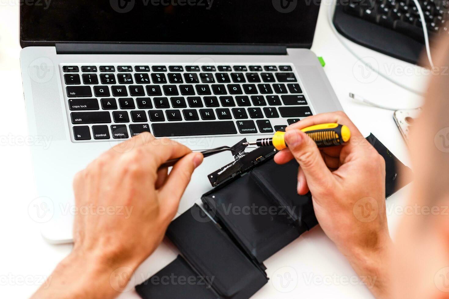 o engenheiro repara o laptop e a placa-mãe. instala o equipamento foto