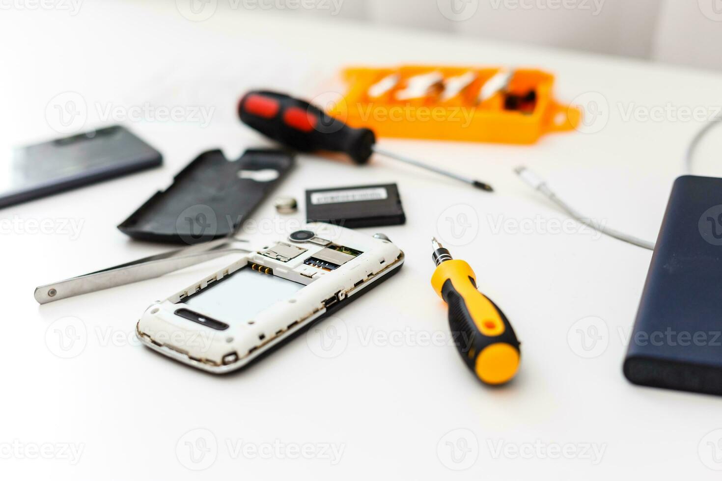 inteligente telefone reparar isolado em branco fundo. foto