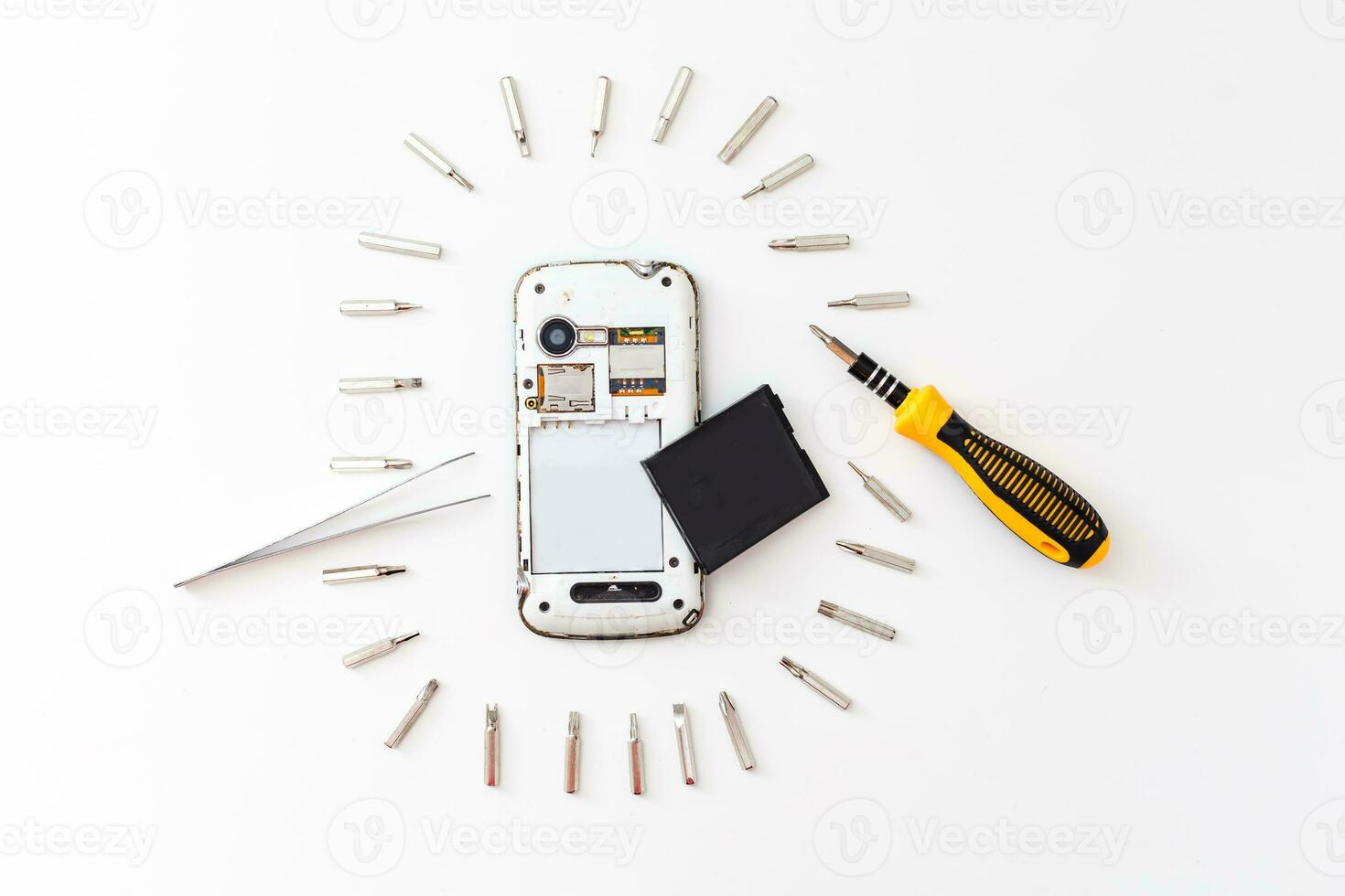 inteligente telefone reparar isolado em branco fundo. foto