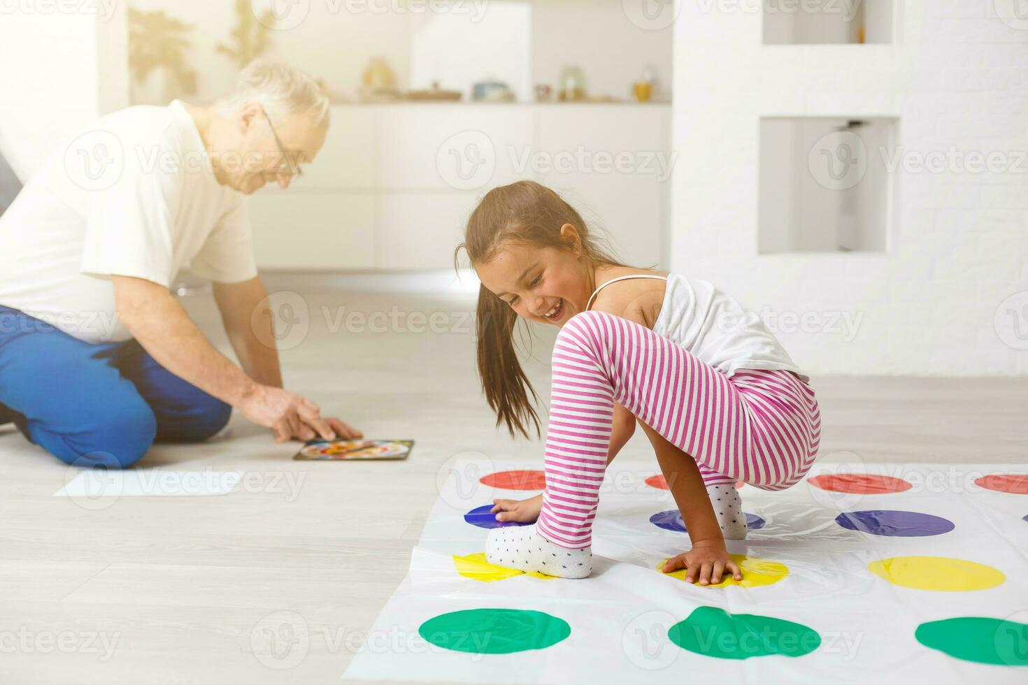 pequeno menina e avô jogar torcer às casa foto