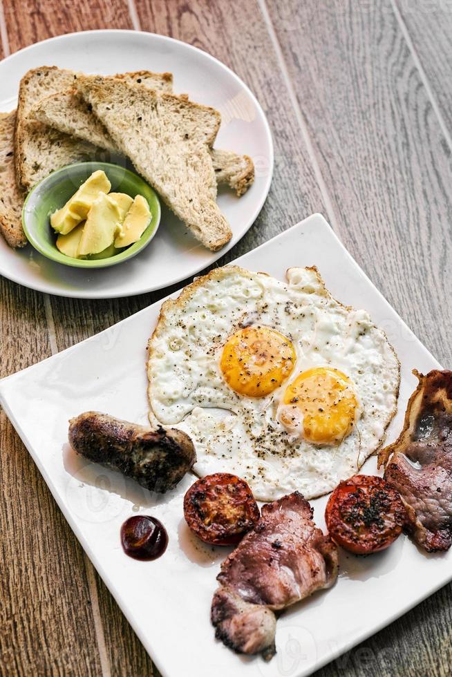 pequeno-almoço inglês tradicional britânico frito com ovos, bacon e salsicha foto