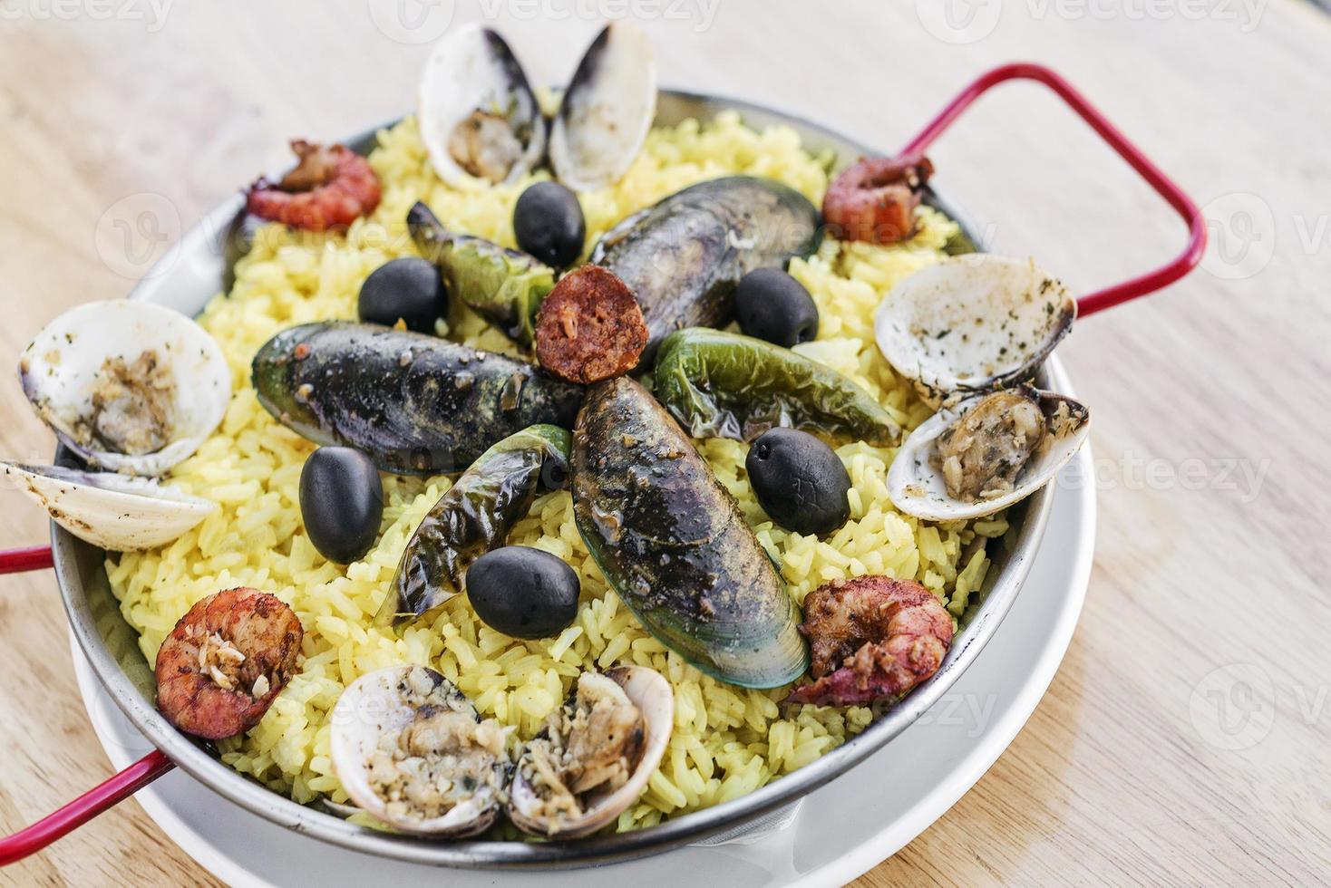 misto de frutos do mar e arroz paella famosa refeição tradicional portuguesa espanhola foto