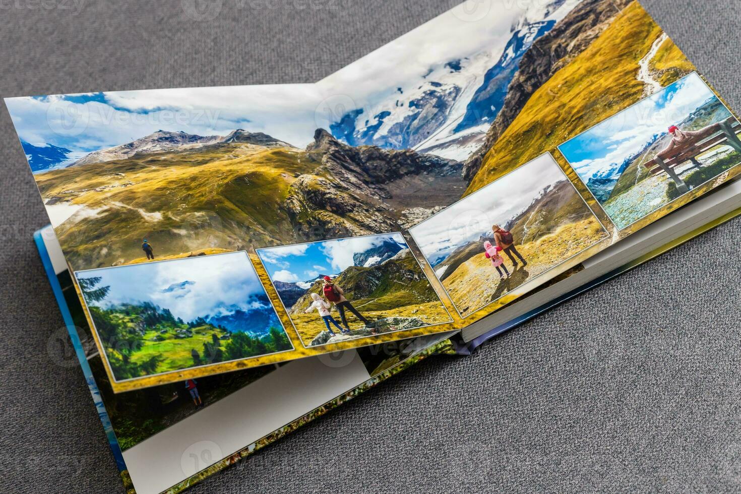 photobook álbum em área coberta mesa com viagem fotos